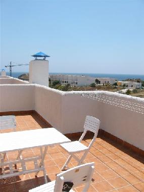LATERAL DE LA TERRAZA ,MESAS Y SILLAS Y VISTAS MAR