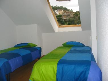 Dormitorio con dos camas individuales.