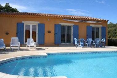 Terraza y piscina