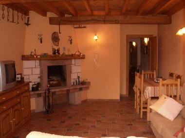 salon comedor con chimenea