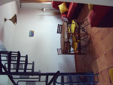 SALON Y ESCALERA DE ACCESO A TERRAZA SUPERIOR