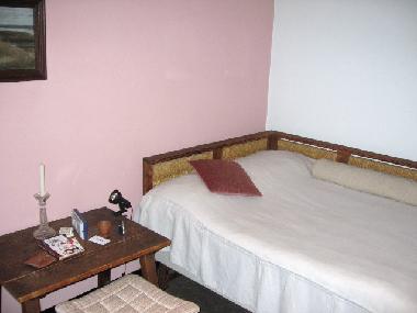 Cuarto con una cama grande y otra de soltero