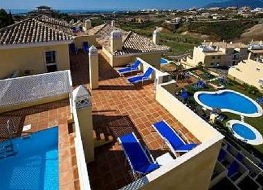 Amplia terraza con piscina privada