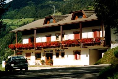 Pensi�n Mairhofer patio con aparcamiento