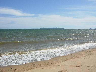 Playas de arena mucho tiempo hermosas. Veiw a la isla Koh Samet 