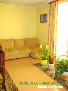 Sanxenxo - Casa de vacaciones Chandevila 2 - Sal�n-comedor, zona de estar y salida al jard�n.