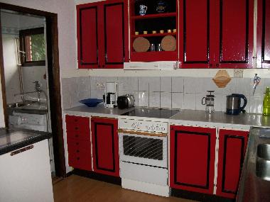 cocina con puerta para lavandera y despensa