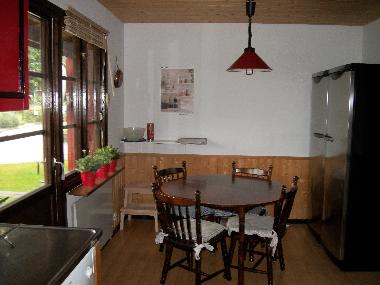 cocina: sala comer y puerta para terraza