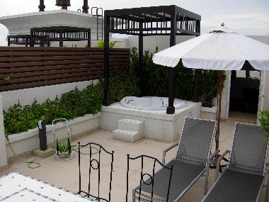 Azotea con jacuzzi, comedor y ba�os de sol