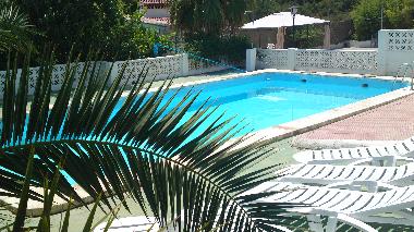 Piscina, al fondo cenador y zona de juegos
