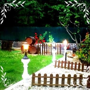 anochece en el jardin