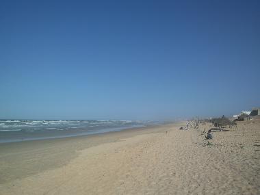   Plage de sables dor�es.
Playa de arenas doradas.
Beach of golden sand...