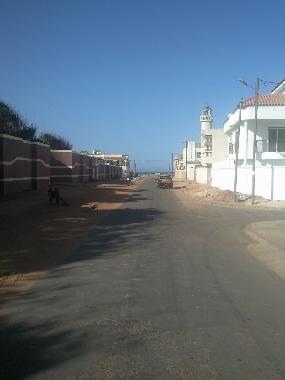 La grande plage de Yoff se trouve � deux rues de la chambre meubl�e. 
La gran playa de Yoff esta � d