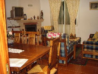 Salon con chimenea