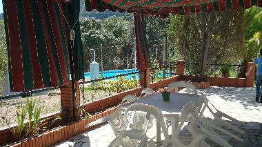 Porche con vistas a la piscina
