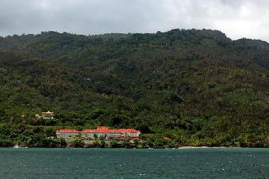 La Villa,  vista desde el mar, justo encima del Hotel Gran Bah�a Principe Samana