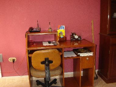 ESCRITORIO CON INTERNET Y TELEFONO