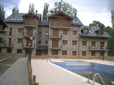 Edificio y Piscina comunitaria