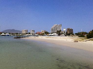 Vista desde la playa del edificio Residencias Bahia del Morro II