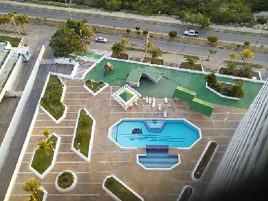 Vista de la terraza y piscina desde el apartamento.