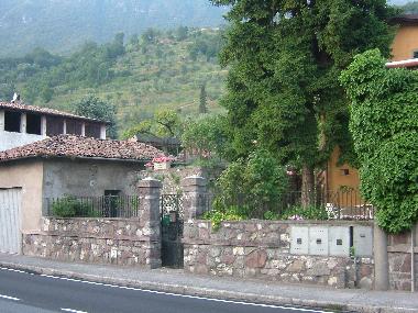 La entrada y el jard�n