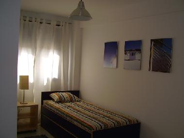 dormitorio con dos camas nidos