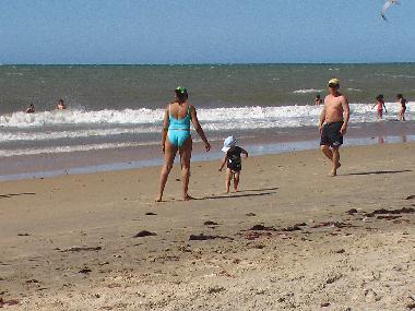 muito contentes familias na playa
