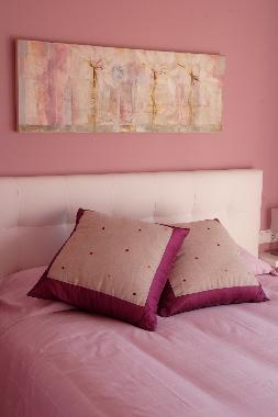 Habitacin doble, en color rosado, con acceso a terraza.