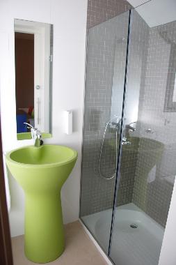 Bao situado en planta baja. Tiene lavadora.