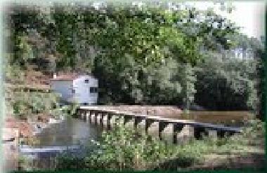LA CASA AZENHA BRANCA E EL RIO NEIVA