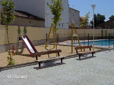 piscina y parque infantil comunitario