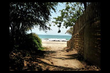 Mancora Playa Las Pocitas - la orilla est� a 30m de la pista