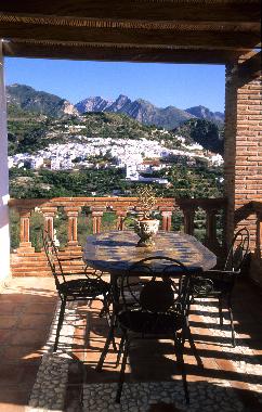 Terraza con vistas al pueblo, la montaa y el mar