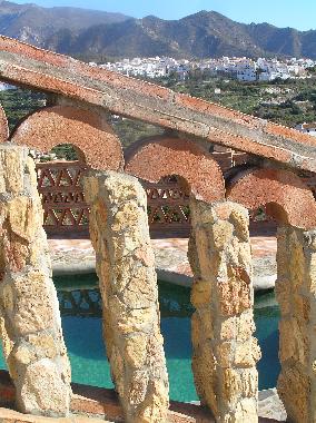 detalle escalera y piscina, al fondo Frigiliana