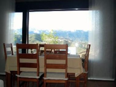 salon-comedor con ventana panoramica a las montanas