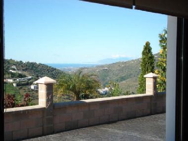 salon con ventana panoramica al mar