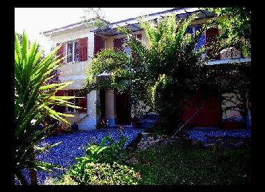 El chalet Martinello se sita aislado en el paisaje ligur