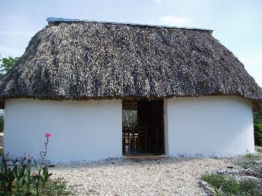 La casa principal, con cocineta, area de comer, y 2 hamacas