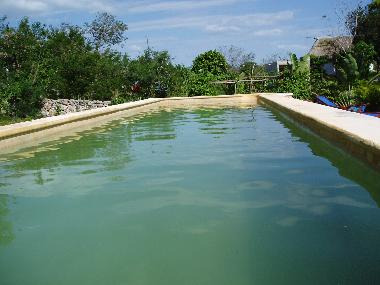 La piscina grande, llena del agua del pozo