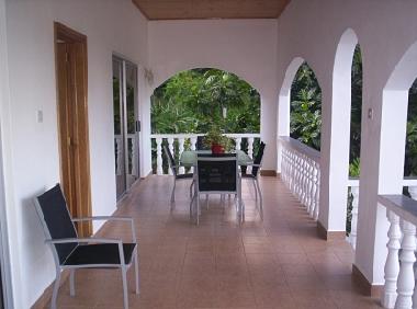 Terraza, relajarse, comer y disfrutar de la vista al mar