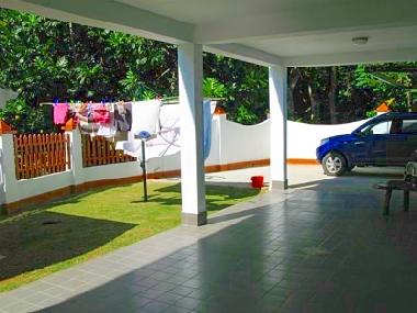 zona de garaje, tendedero en el patio