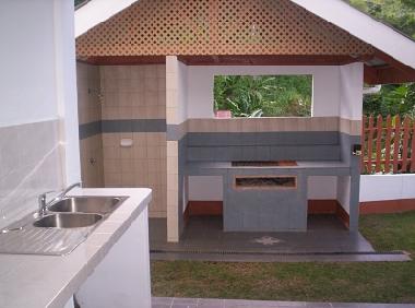 Barbacoa y ducha exterior-�tiles despu�s de venir de la playa