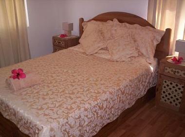 Otro dormitorio con cama de matrimonio