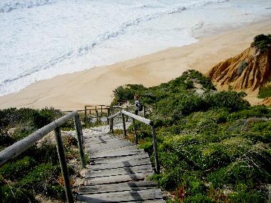 Playas solitarias de arena, bien desarrolladas.