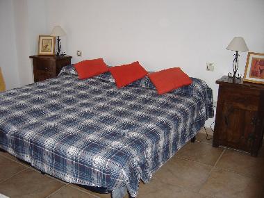 Dormitorio con 2 camas (0,9 m x 2 m) y banjo