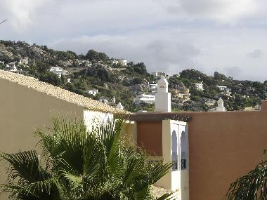 Buena vista de la terraza alta al enfrente colina