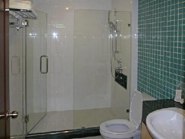 Cuarto de ducha grande agradable