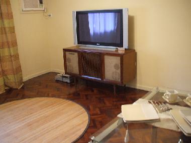 SAL�N CON TV POR  CABLE PLANO DE 42 PULGADAS