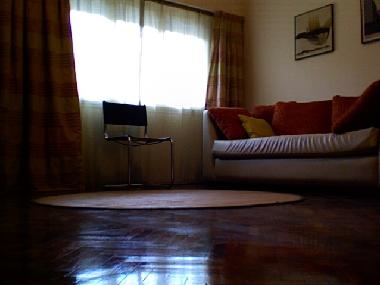 VENTANA A LA CALLE Y C�MODO SOF�