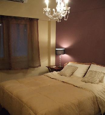 DORMITORIO CON VENTANA A PATIO INTERIOR